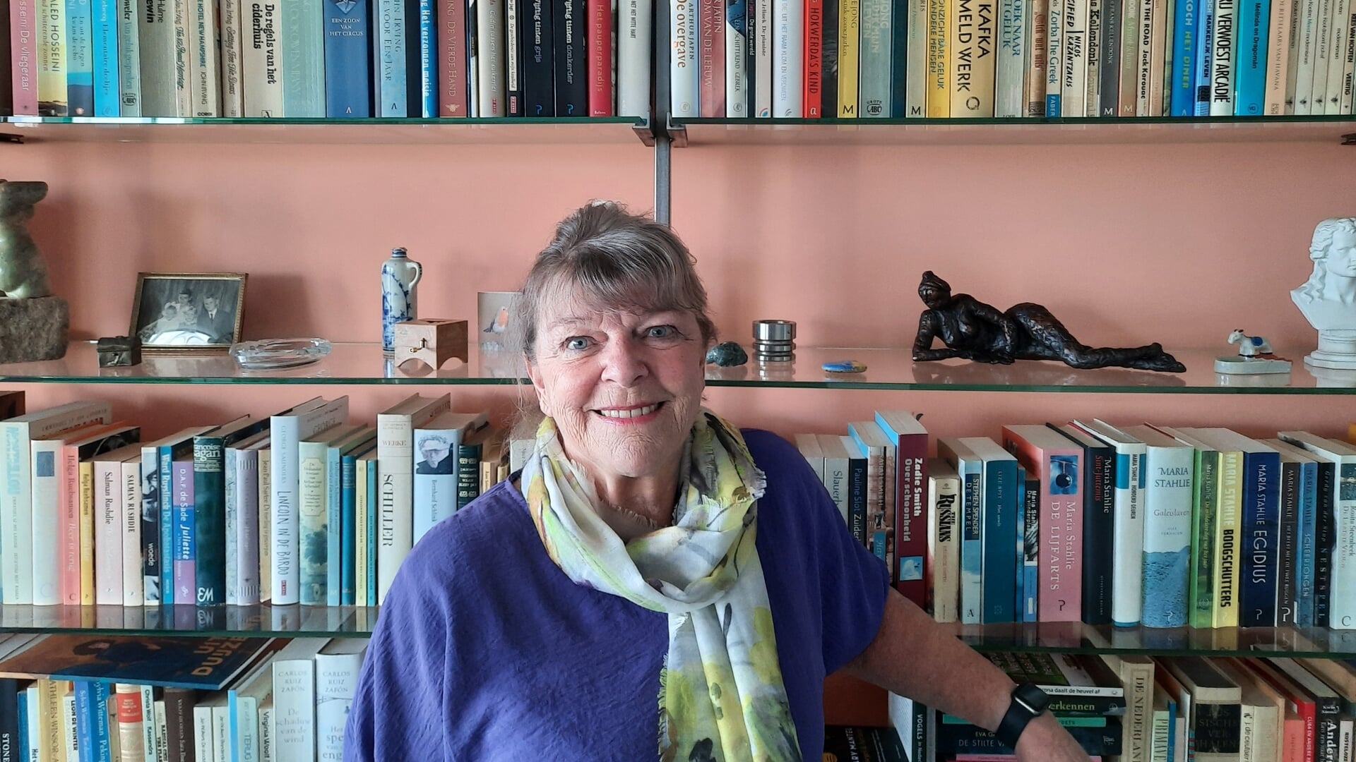Ans Stalenhoef voor haar boekenkast